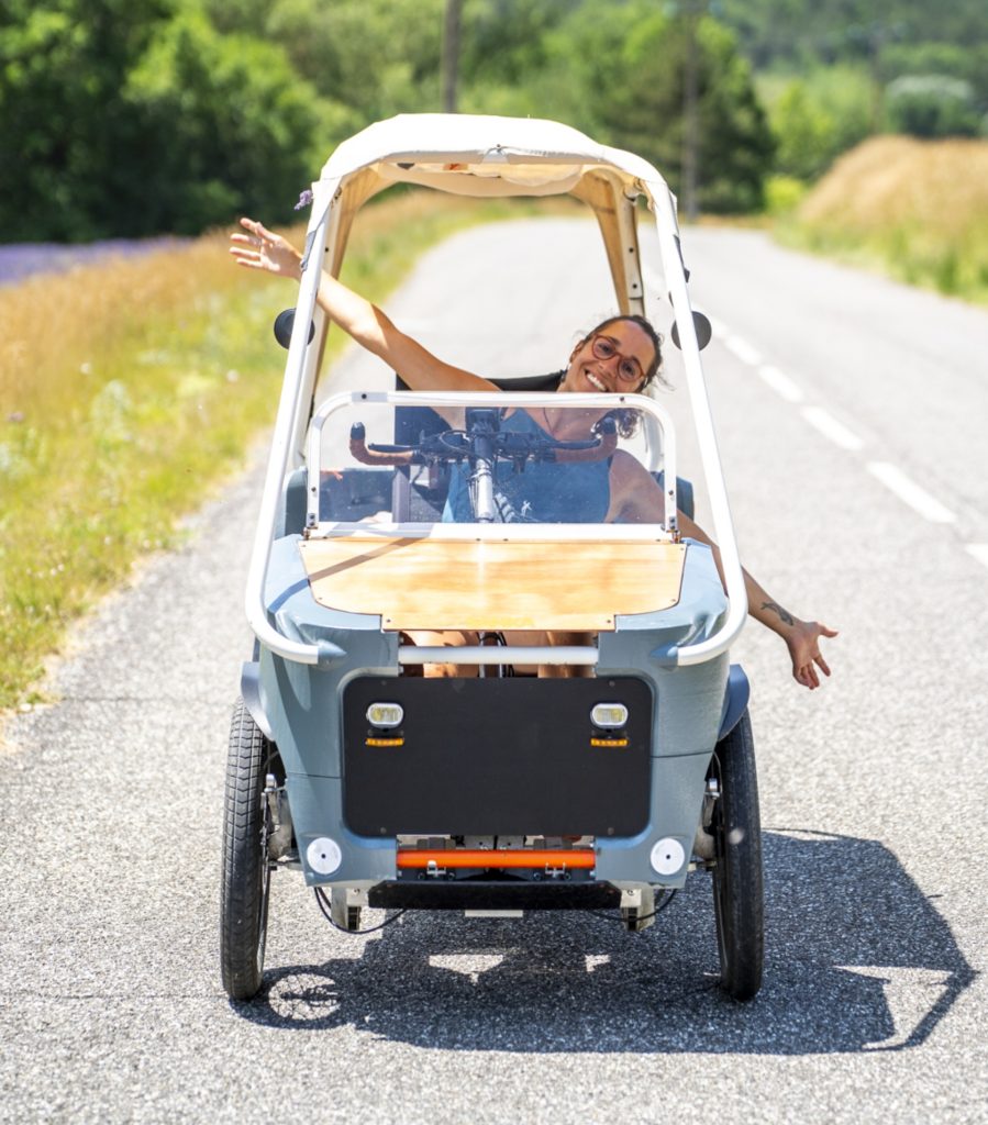 Vue de face du vélomobile Bob montrant sa structure légère et son design aérodynamique.