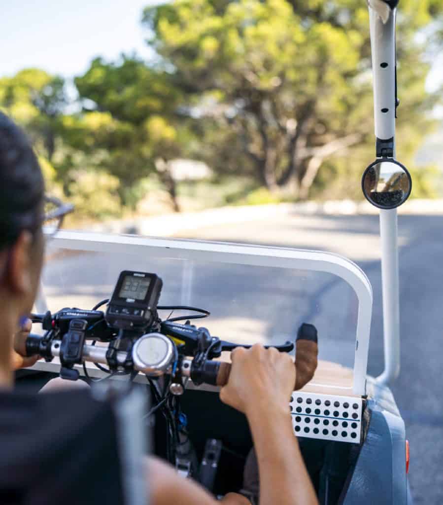 Intérieur du poste de pilotage du vélomobile Bob avec vue sur le guidon et les commandes.