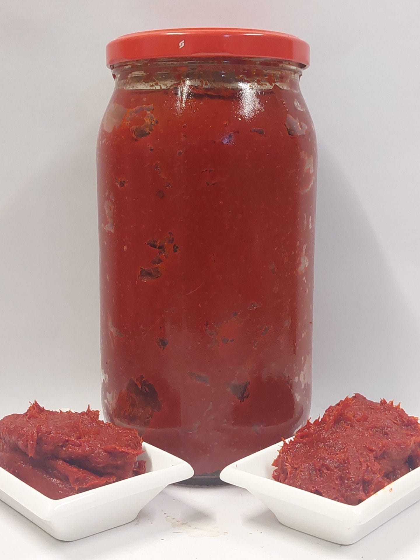 Antep usülü tatlı biber salçası