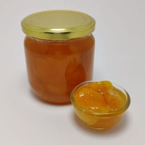 Kayısı reçeli güneşte kıvam aldırılmıştır koruyucu katkı içermez. Pancar şekerinden el yapımıdır.