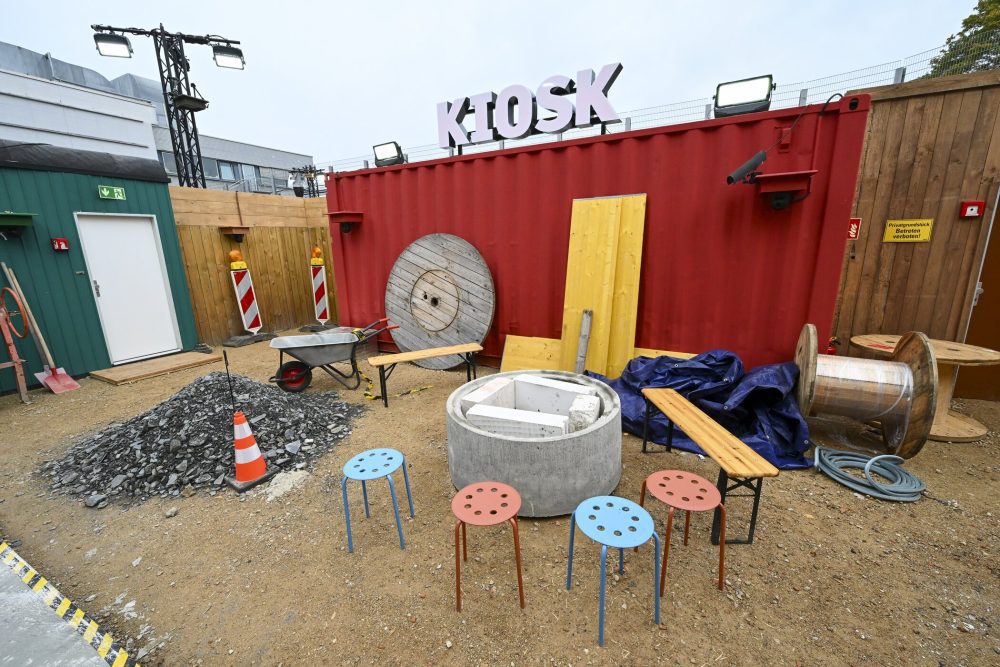 Modernes Veranstaltungskonzept mit Kiosk und Sitzgelegenheiten, Baustellen-Design als Blickfang für Events und Partys.