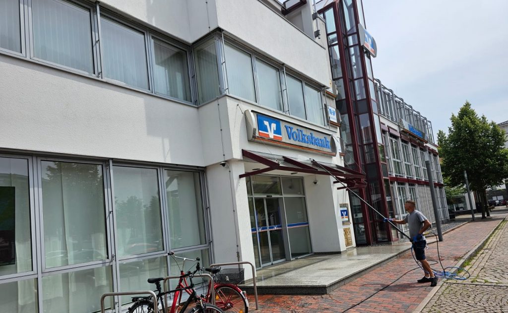 Putzfassadenreinigung Volksbank