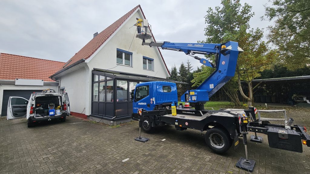 Putzfassade reinigen mit Steiger