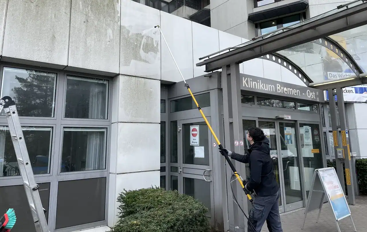 Fassadenreinigung und Fassadenimprägnierung 5 Metallfassade reinigen Klinikum Bremen