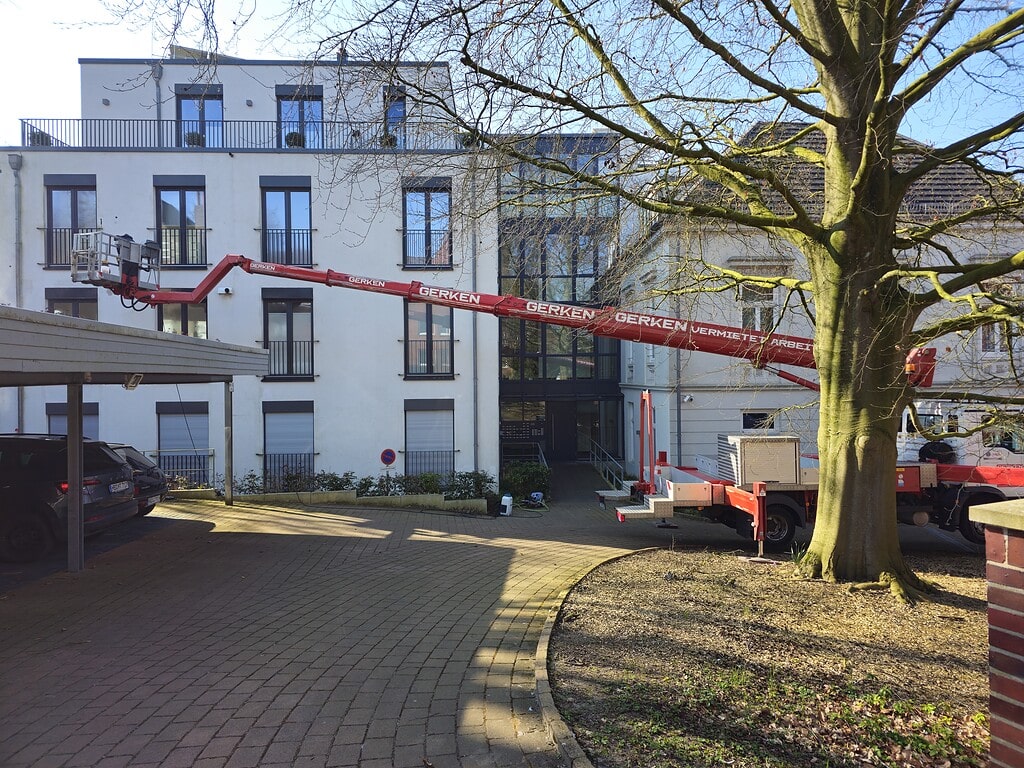 Putzfassade reinigen mit Steiger