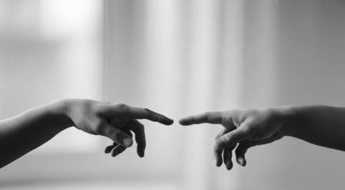 Zwei Hände berühren sich, symbolische Verbindung, Menschlichkeit, Kommunikation, Berührung, Inspiration.