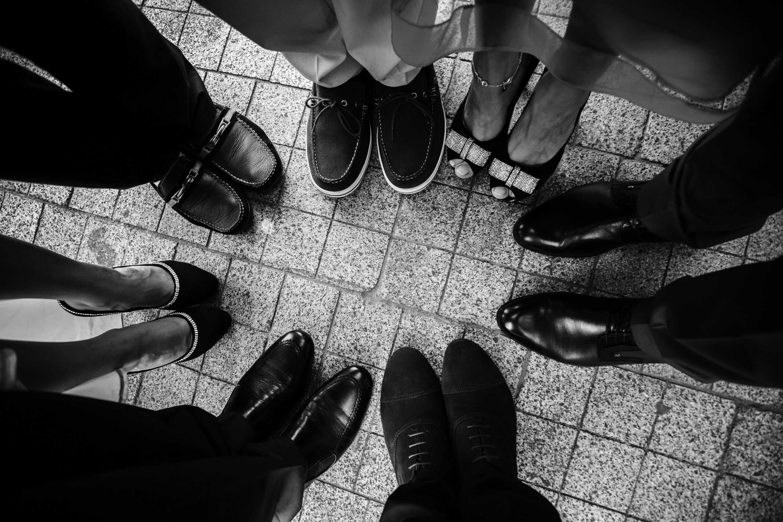 Vielfalt an Schuhstilen für verschiedene Anlässe, Blick nach unten auf den Boden.