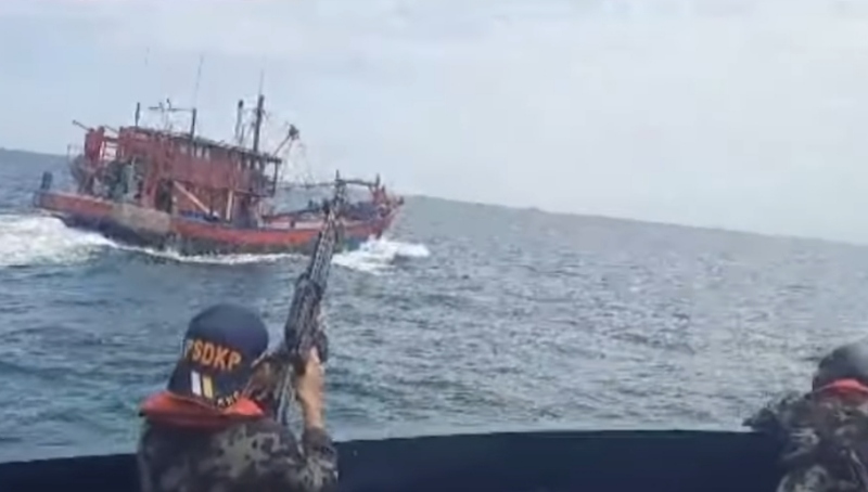 Inilah Video Detik-detik Penangkapan Kapal Ikan Berbendera Malaysia Oleh KKP di Selat Melaka