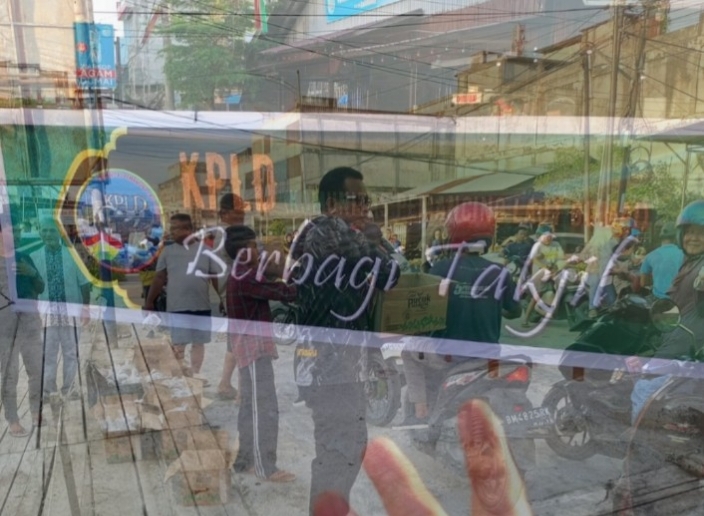 Ratusan Paket Takjil Dibagikan Komunitas Pemancing Laut Dumai