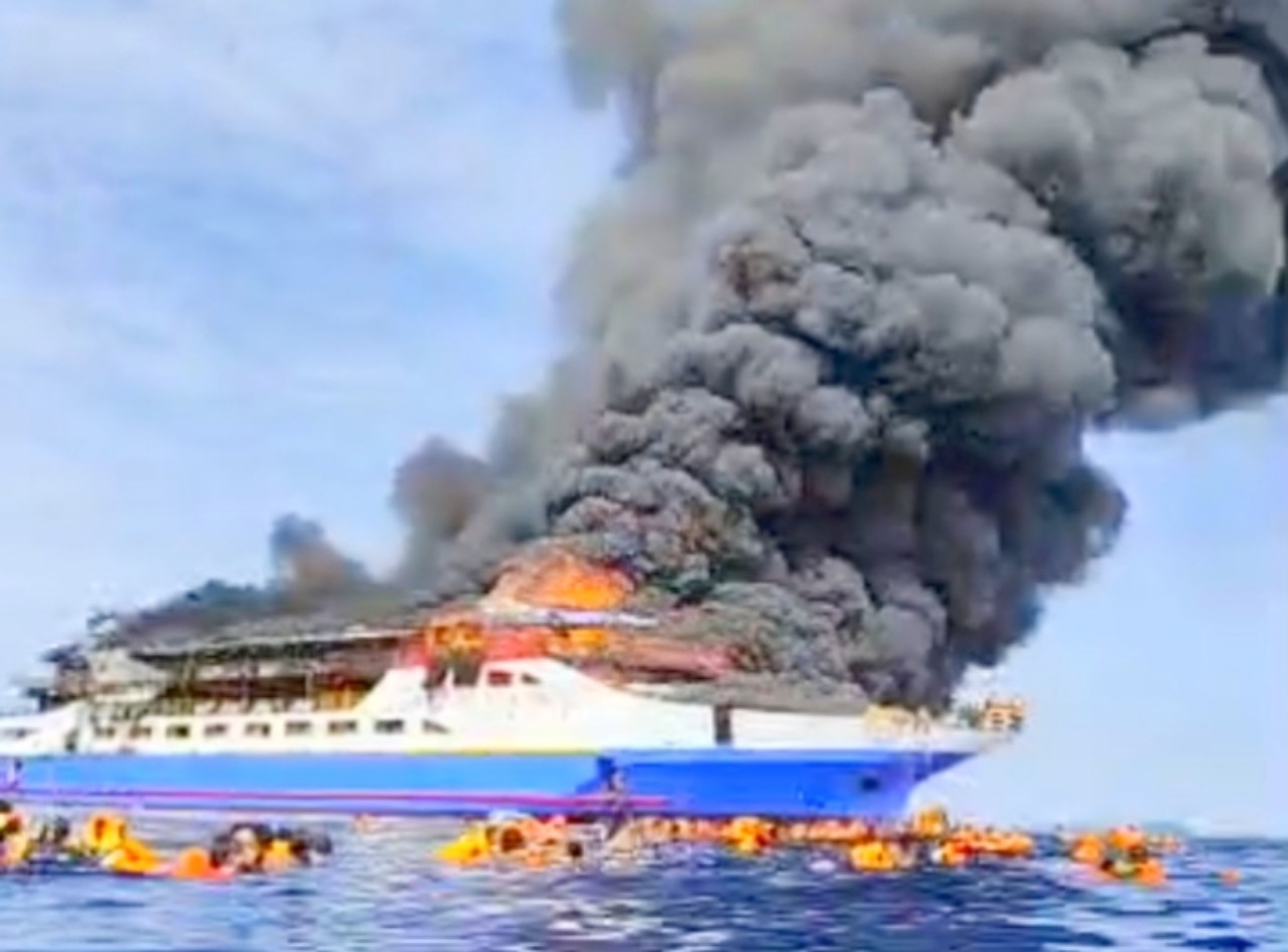 Kapal Barcelona 5 Terbakar, Penumpang Lompat ke Laut
