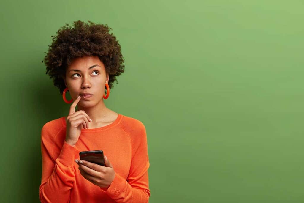 femme qui réfléchie à l'usage d'un pc portable