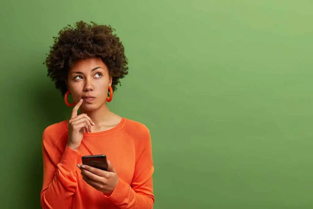 femme qui réfléchie à l'usage d'un pc portable