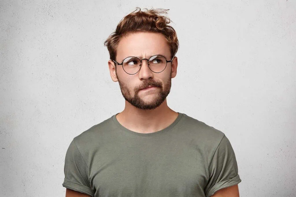 homme qui réfléchie à l'usage d'un UltraBook Lenovo