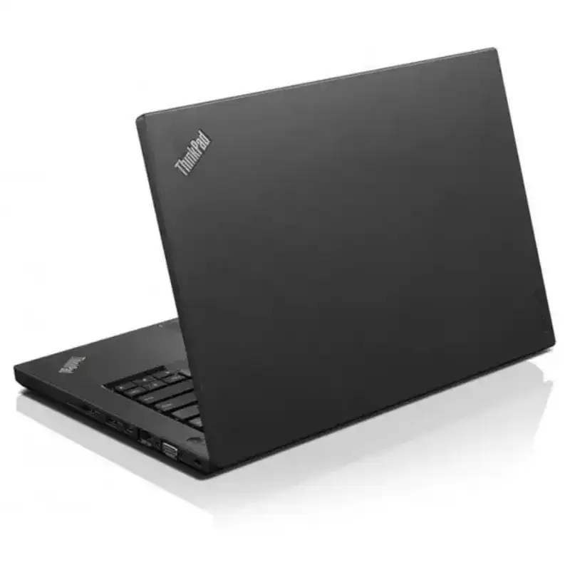 Ordinateur portable Lenovo ThinkPad noir ouvert, prêt à l'emploi, conçu pour la productivité et la bureautique.