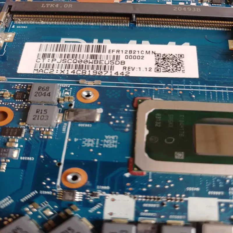 Panneau de circuit imprimé avec puces, connecteurs et composants électroniques pour réparation ou mise à niveau.