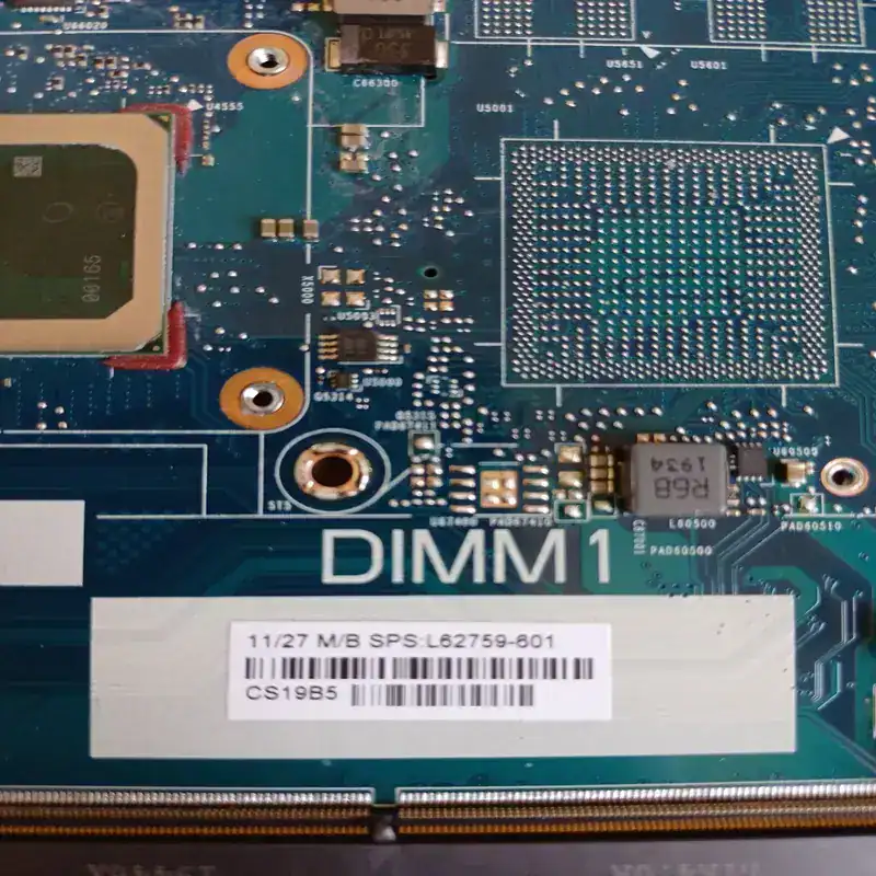 Module de mémoire RAM DIMM 1 pour ordinateur portable, compatible avec diverses configurations, illustré sur une carte mère.