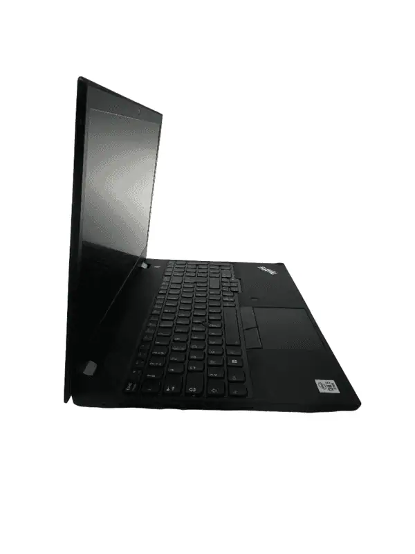 Ordinateur portable noir ouvert, montrant le clavier et l'écran, utilisé pour la réparation informatique et la maintenance technique.