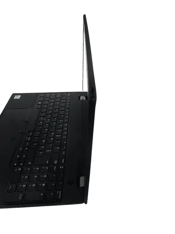 Image d'un ordinateur portable professionnel ouvert, montrant le clavier et l'écran, idéal pour le travail et la productivité.