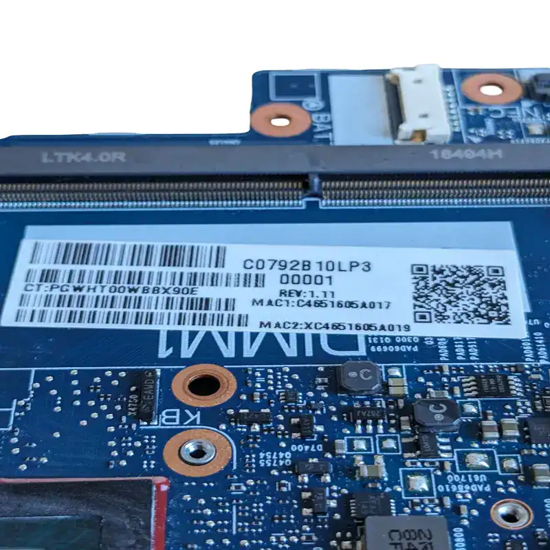 Panneau de circuit imprimé de laptop avec composants électroniques, y compris un connecteur, des puces et des circuits intégrés, illustrant la technologie informatique et la réparation de PC.