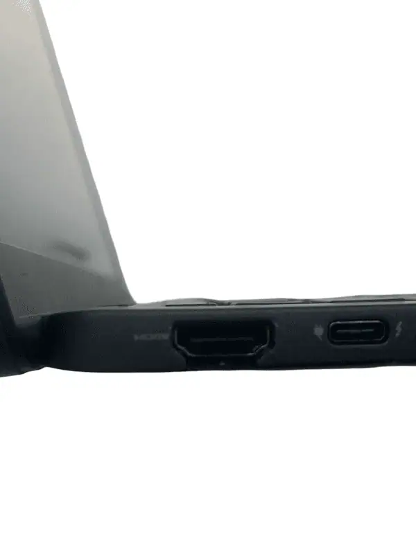 Port USB et HDMI sur un ordinateur portable.