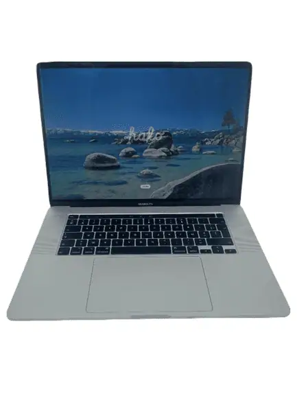 MacBook affichant un paysage côtier avec mer, rochers et ciel bleu, idéal pour le travail ou la détente.