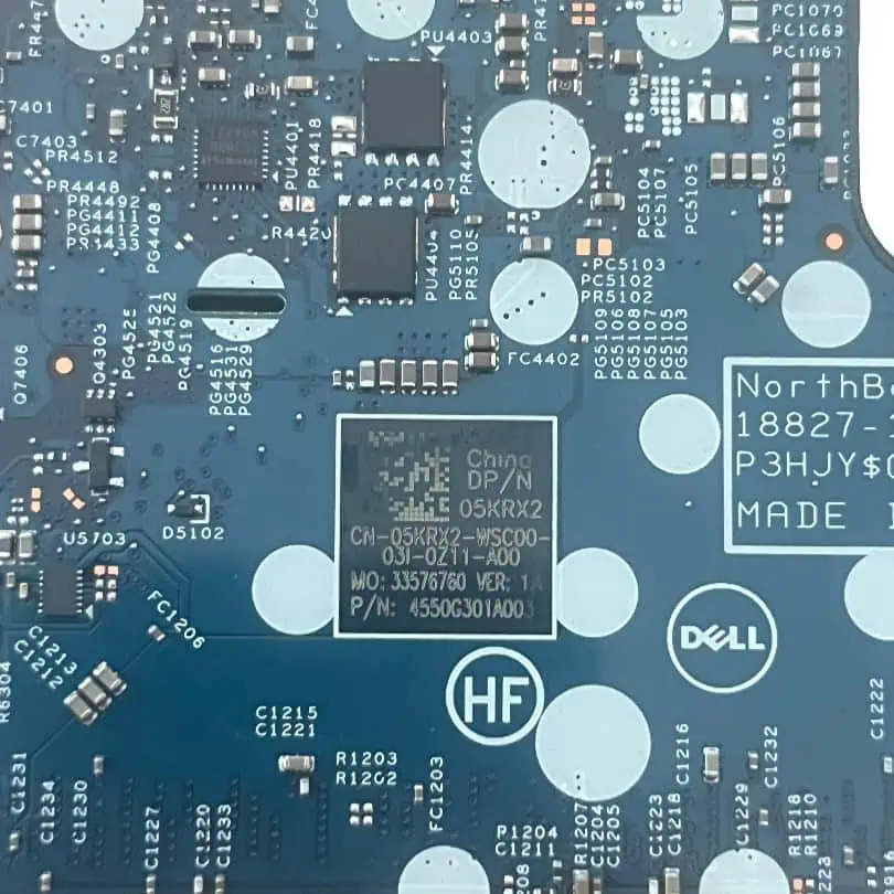 Carte mère d'ordinateur Dell avec composants électroniques visibles, utilisée pour la réparation ou la fabrication de PC.