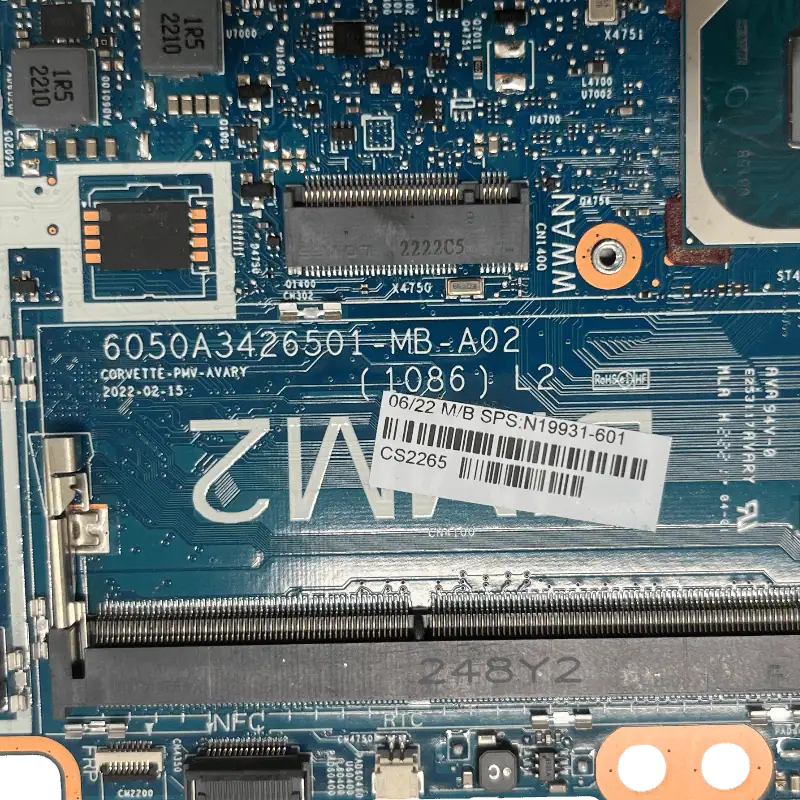 Carte mère d'ordinateur avec composants électroniques, mémoire RAM et connecteurs pour un PC de bureau.