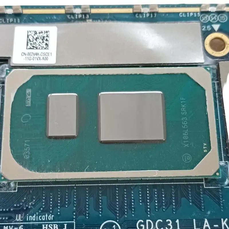 Composant électronique sur une carte mère d'ordinateur, avec deux grands processeurs ou modules de mémoire.
