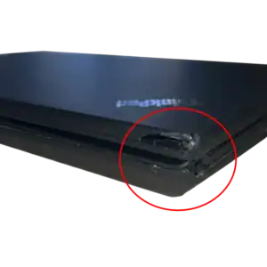 Ordinateur portable endommagé avec un coin cassé, visible dans une image de réparation informatique.