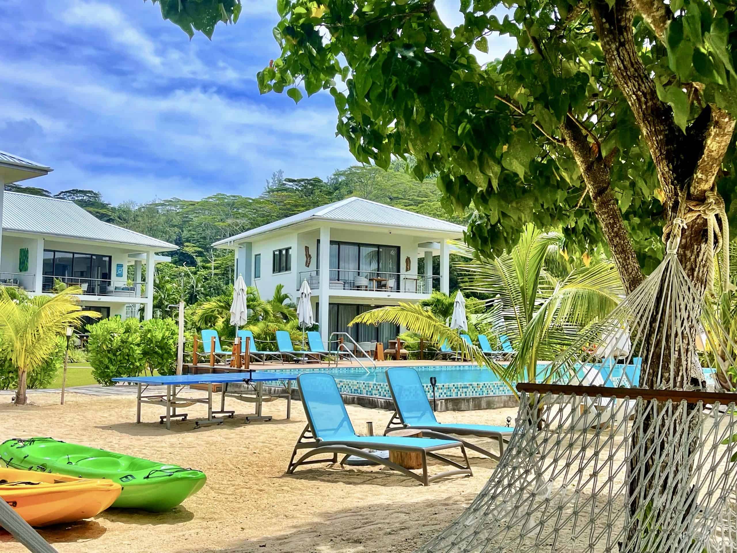 Pineapple Beach Villas — Mahé (plage & piscine)