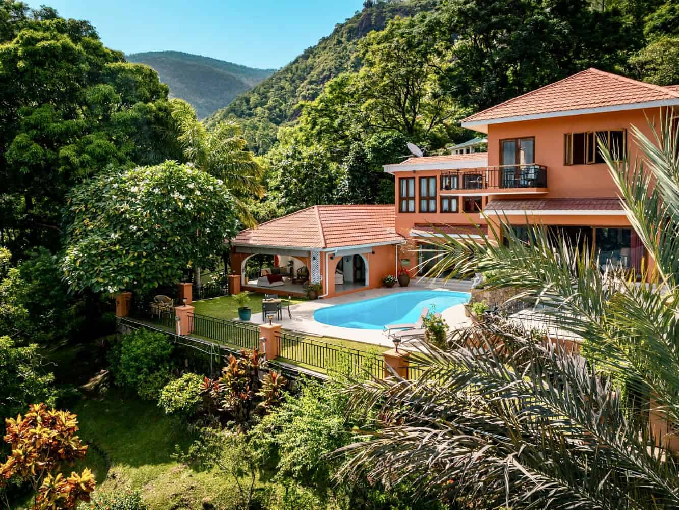 Cote Cèdres — Le Niol, Mahé — vue sur Beau Vallon depuis le flanc de montagne