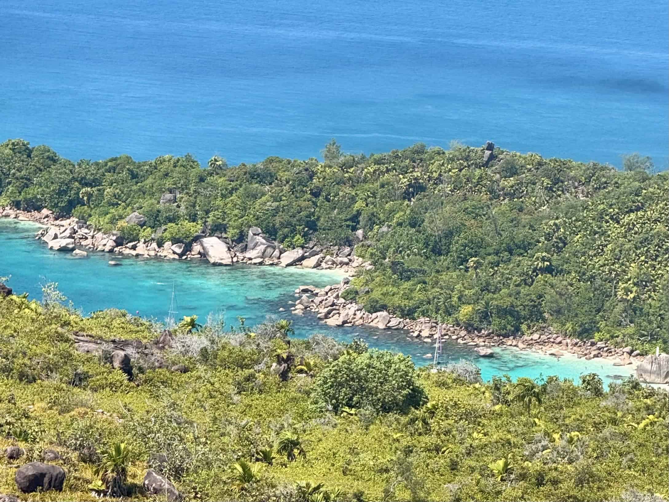 Anse Lazio–Georgette Trail — coastal path linking two iconic beaches / sentier côtier entre deux plages iconiques