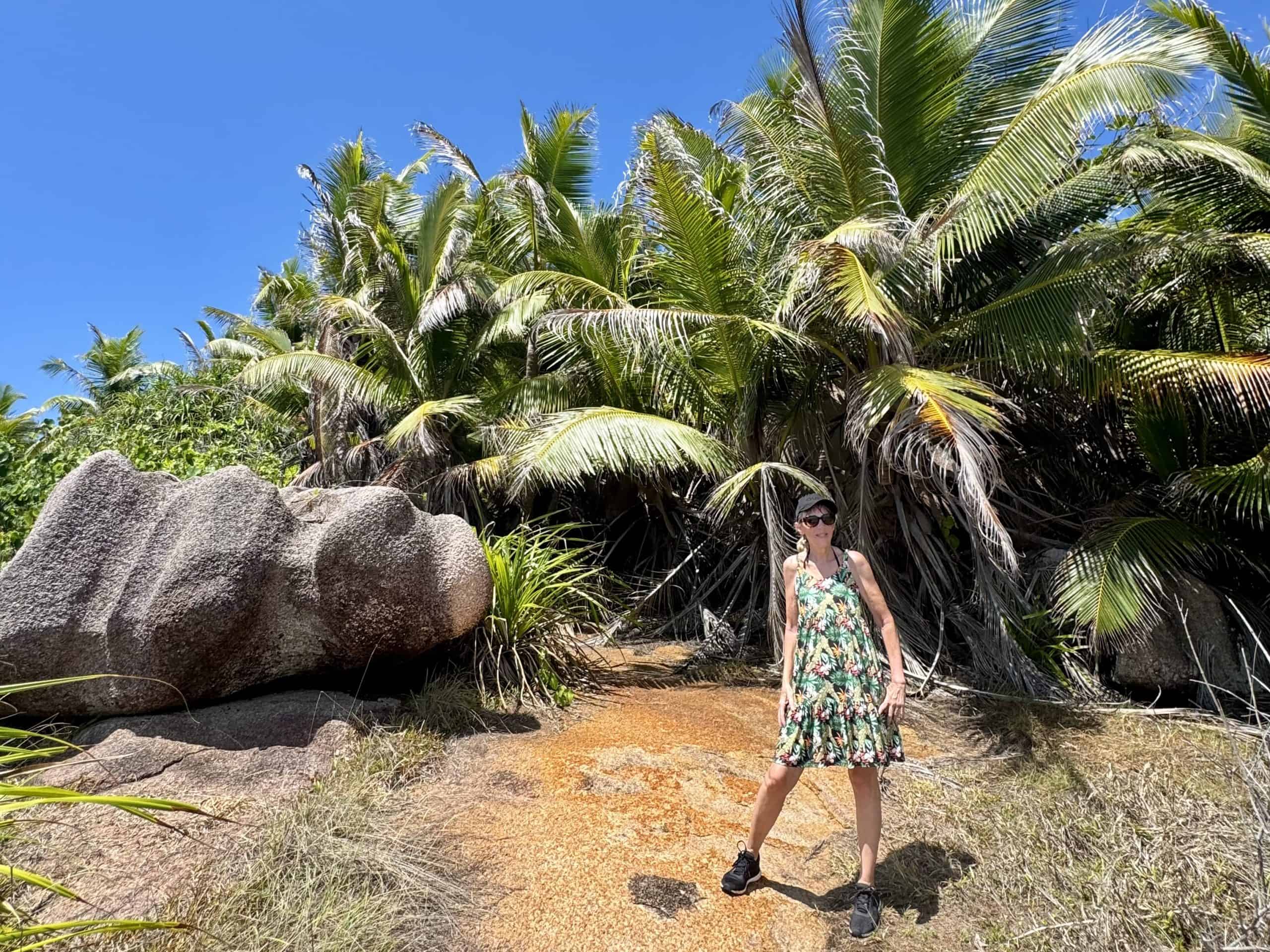 EN: La Digue hiking — ridges, jungle and granite coves · FR : randonnées à La Digue — crêtes, jungle et criques granitiques