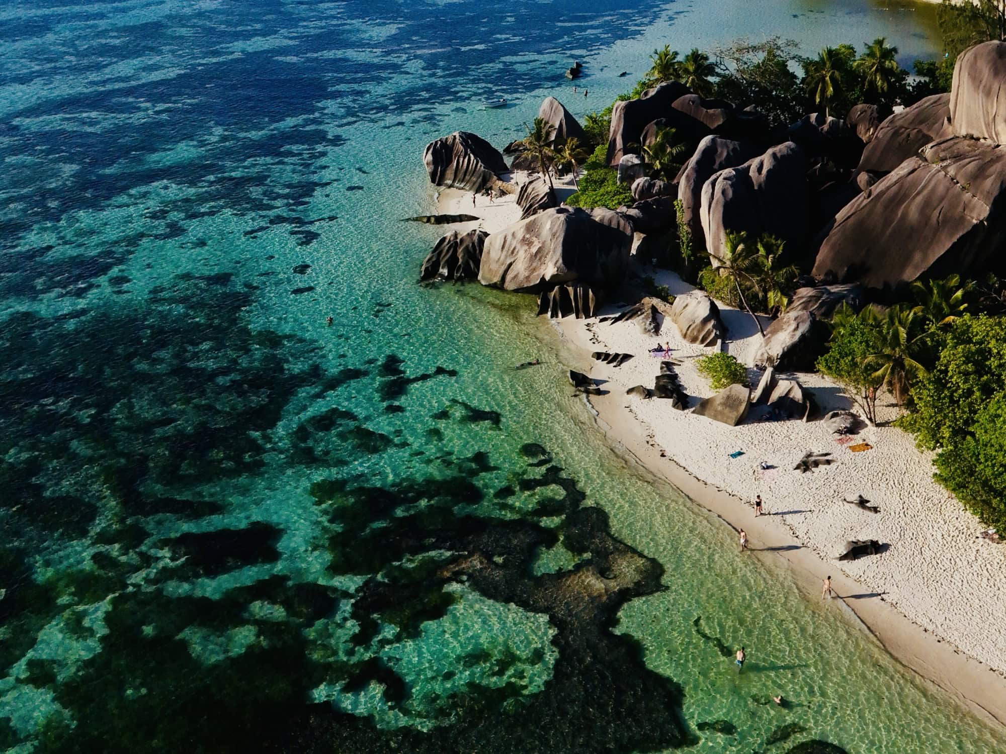 Fichiers filename: plage-seychelles-vue-aérienne.jpg.