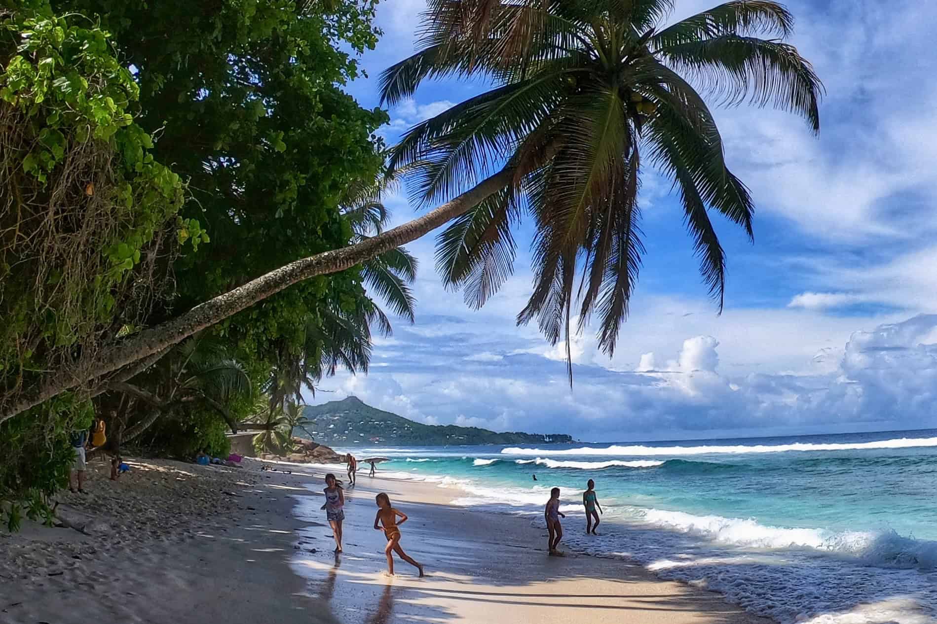 Anse Bougainville, plage sauvage et préservée au sud de Mahé, Seychelles.