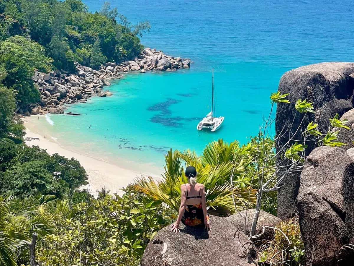 EN: Anse Georgette, Praslin — pristine crescent of soft white sand and turquoise water (access via Constance Lemuria) | FR : Anse Georgette, Praslin — croissant immaculé de sable blanc et eau turquoise limpide (accès via Lemuria)