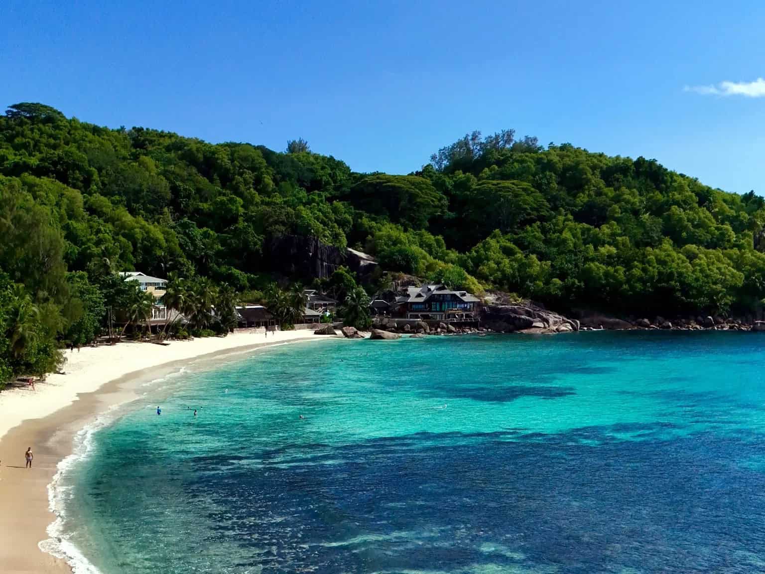 Anse Takamaka, Mahé — eau turquoise et décor carte postale