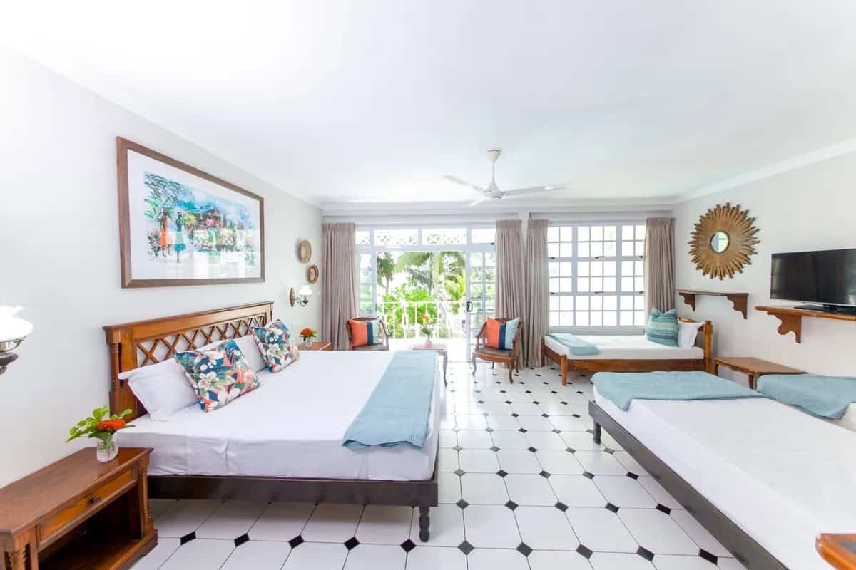 Garden and beach access / Jardin et accès direct à la plage