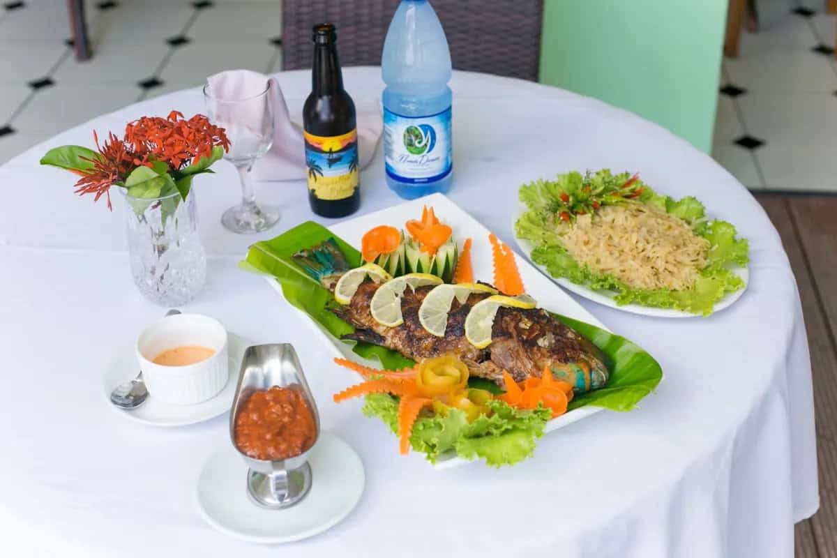 Creole dish at the restaurant / Plat créole au restaurant