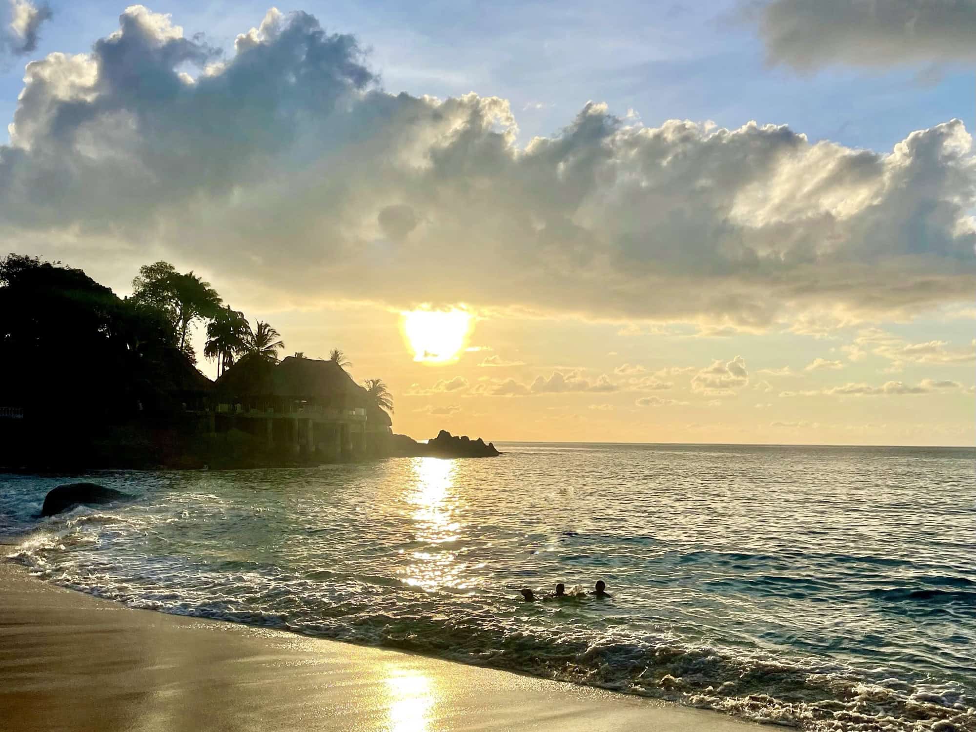 Sunset Beach, Mahé, Seychelles, avec cocotiers et ciel coloré.