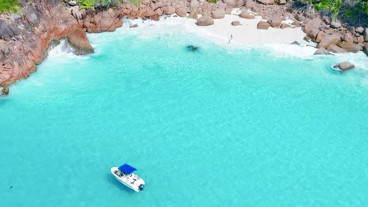 Crique turquoise aux Seychelles vue du ciel