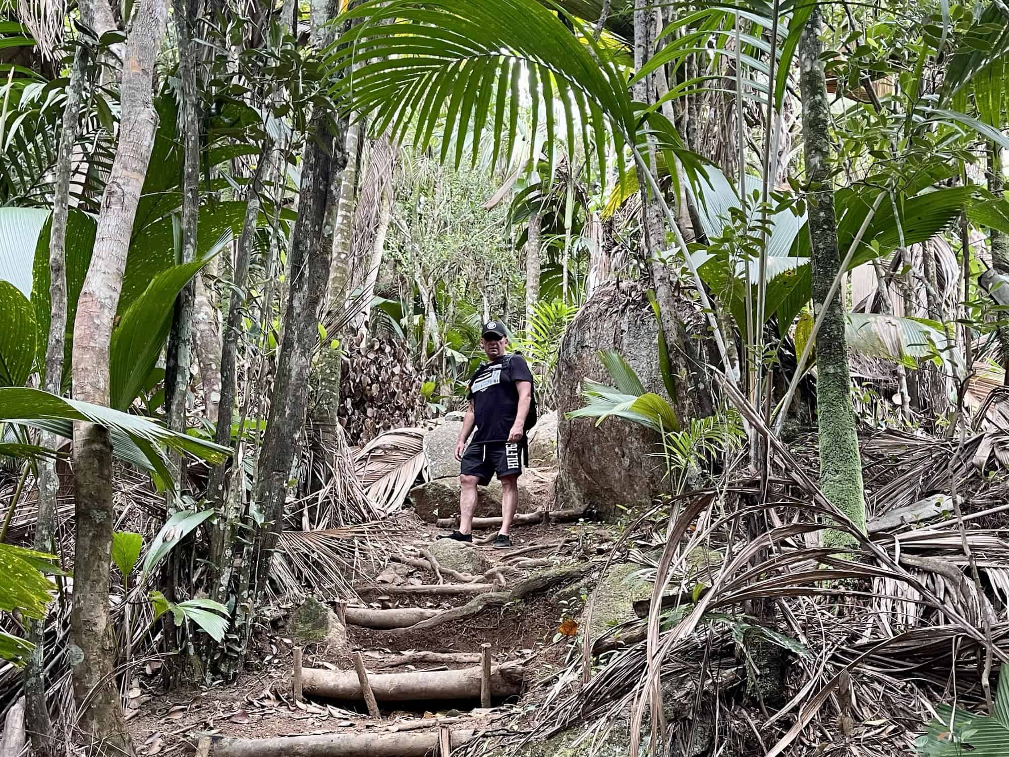 EN: Praslin hiking — coastal ridges and forest trails · FR : randonnées à Praslin — crêtes côtières et sentiers en forêt