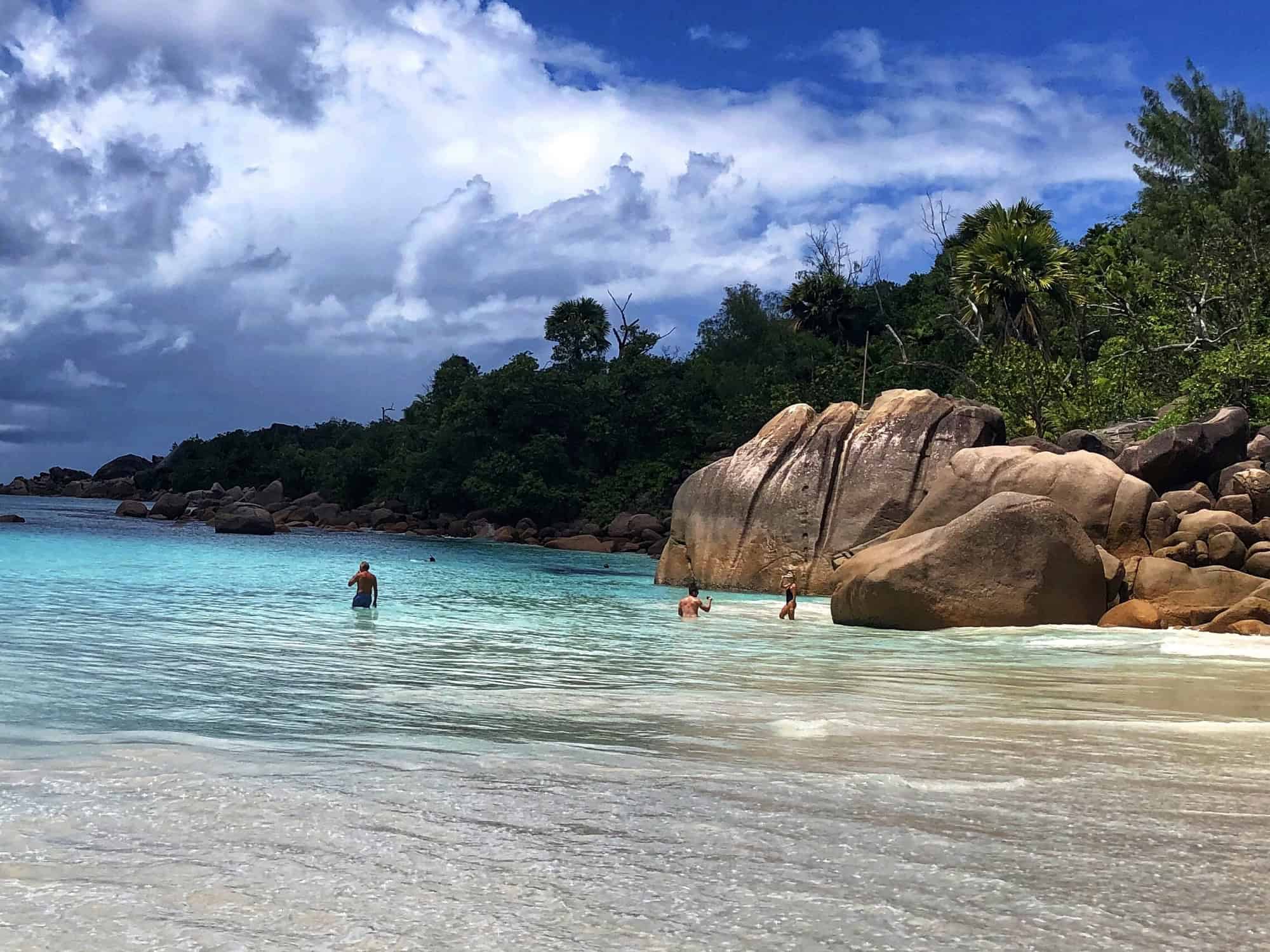 EN: Anse Lazio, Praslin — iconic turquoise waters, soft white sand and sculpted granite boulders | FR : Anse Lazio, Praslin — eaux turquoise iconiques, sable blanc soyeux et rochers de granit sculptés