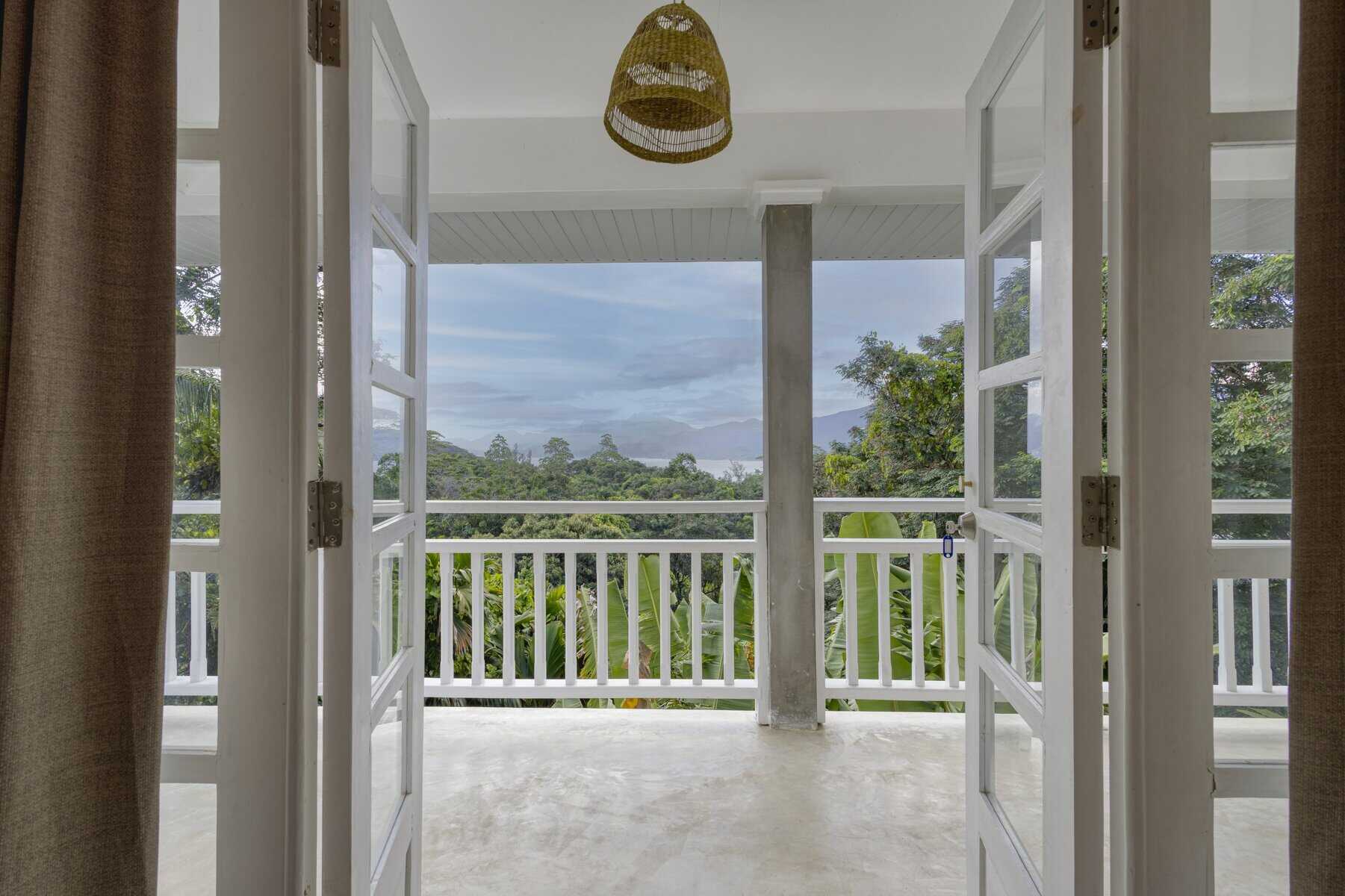 Katiti Lodge — hallway and entrance