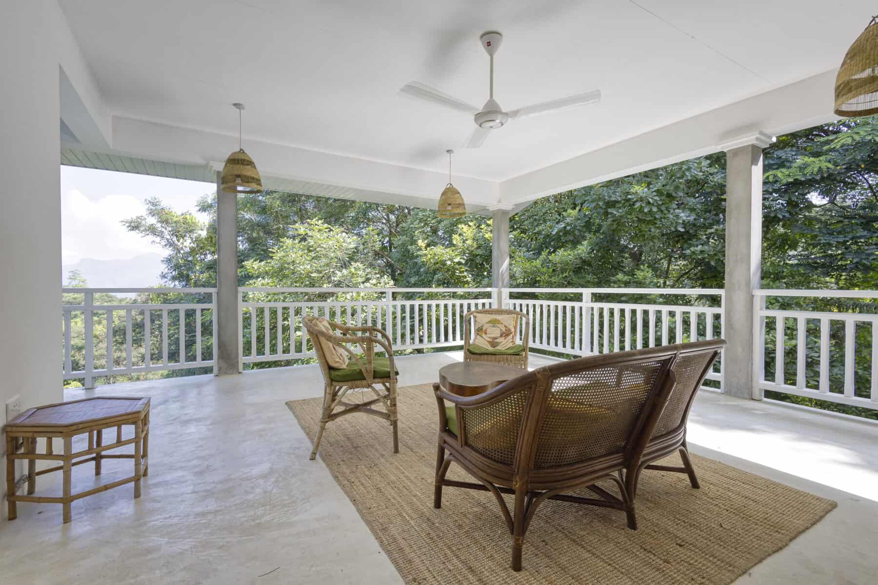 Katiti Lodge — outdoor dining area