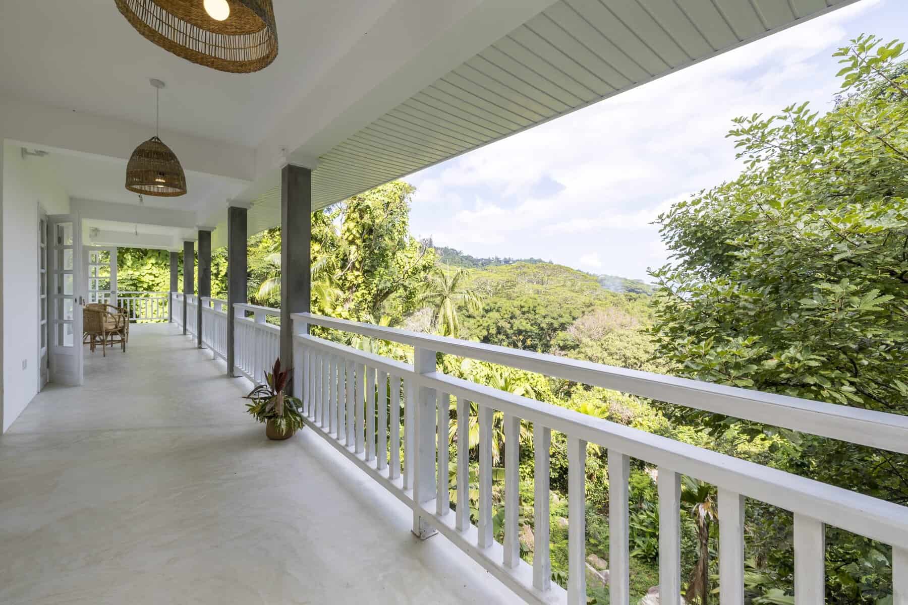 Katiti Lodge — bedroom with large bed and terrace access
