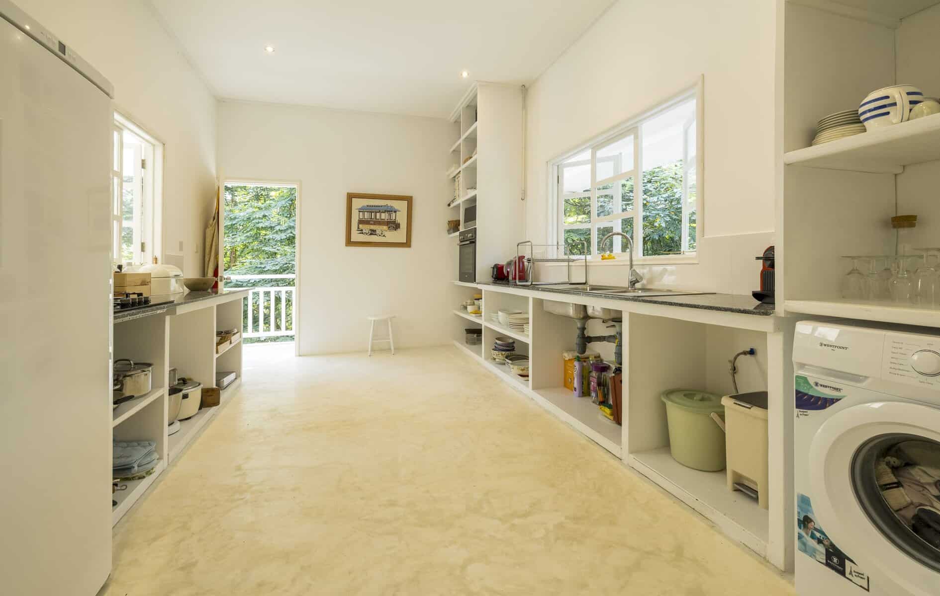 Katiti Lodge — fully equipped kitchen and dining area