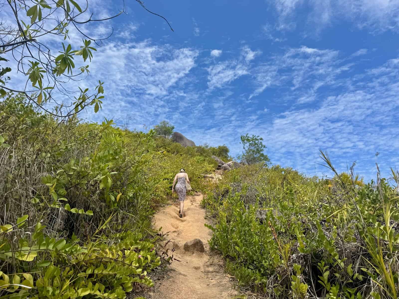 Rocky passage with sea view on the trail Anse Lazio – Anse Georgette