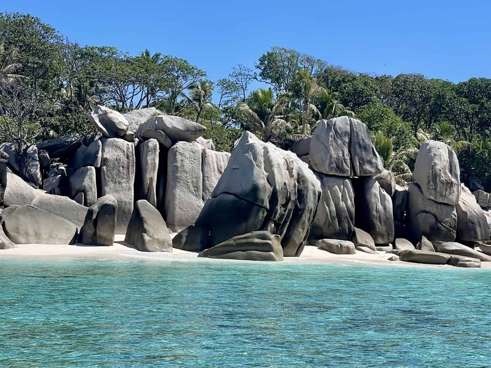Safe travel to Seychelles in 2026 with turquoise lagoon, granite rocks and tropical vegetation