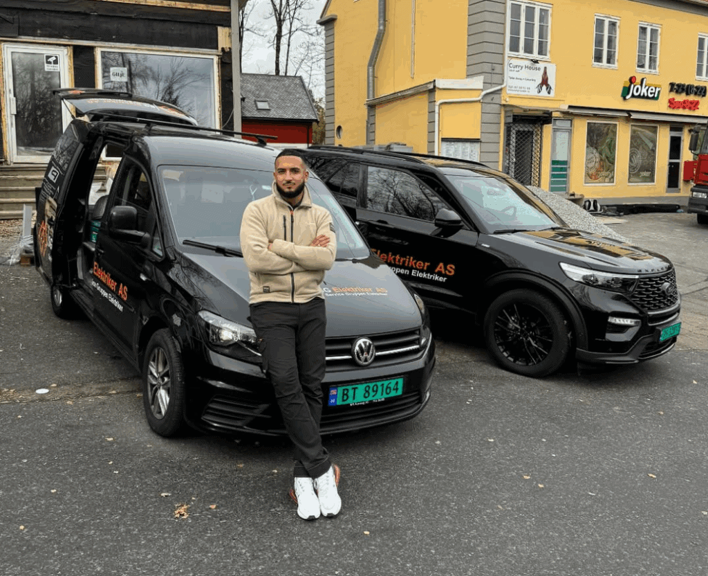 Sgelektriker AS firmabiler og elektriker foran kundehus i Norge.